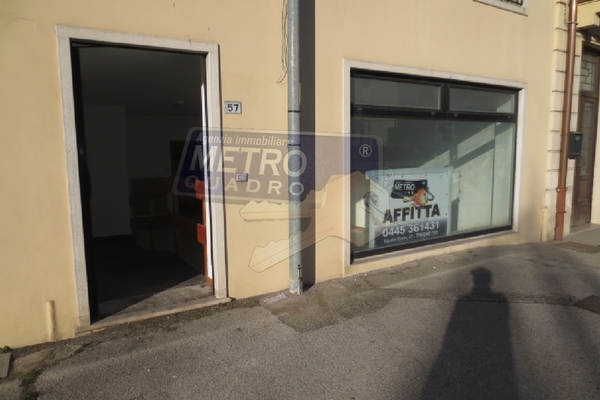 ingresso - NEGOZIO PIOVENE ROCCHETTE (VI)  